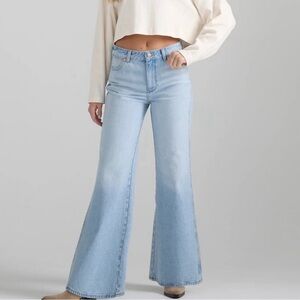 Free People X Wrangler Bonnie High Rise Loose flare 683. Light wash. NWT 24 x 32
